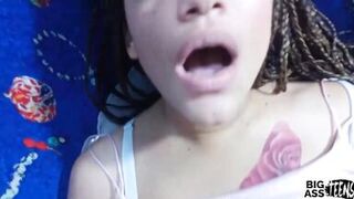 Sex with my girlfriend on the sofa at home when the mother-in-law is not there we take advantage of the moment to fuck ful creampie in the big ass anal - 8 image