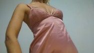Juvenile Stiefmutter in rosa Satin Nachthemd lässt meinen Schwanz explodieren