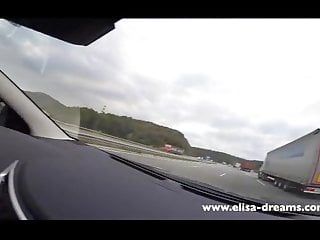 Dirigindo sem roupa me masturbando na estrada