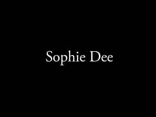 Софи Дис выскочила из своего миниатюрного бикини на бретелях