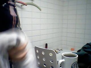Versteckte Webkamera - gealtert ausgezogen und vor dem Duschen singend